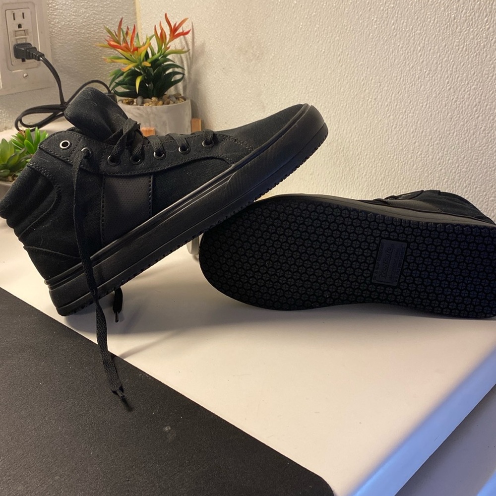 Tredsafe slip resistant canvas shoes